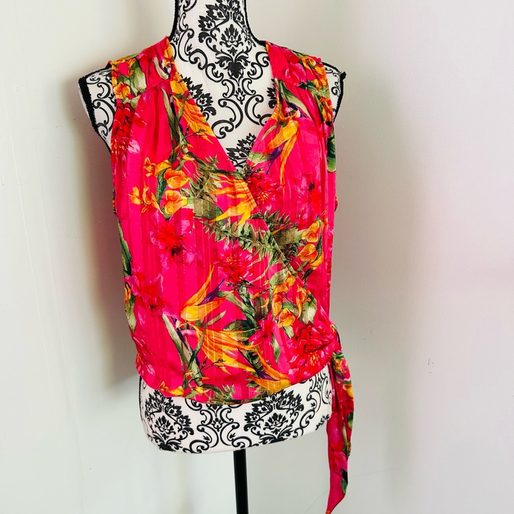 Cupcakes & Cashmere Women’s Pink Metallic Floral V-Neck Sleeveless Wrap Top L